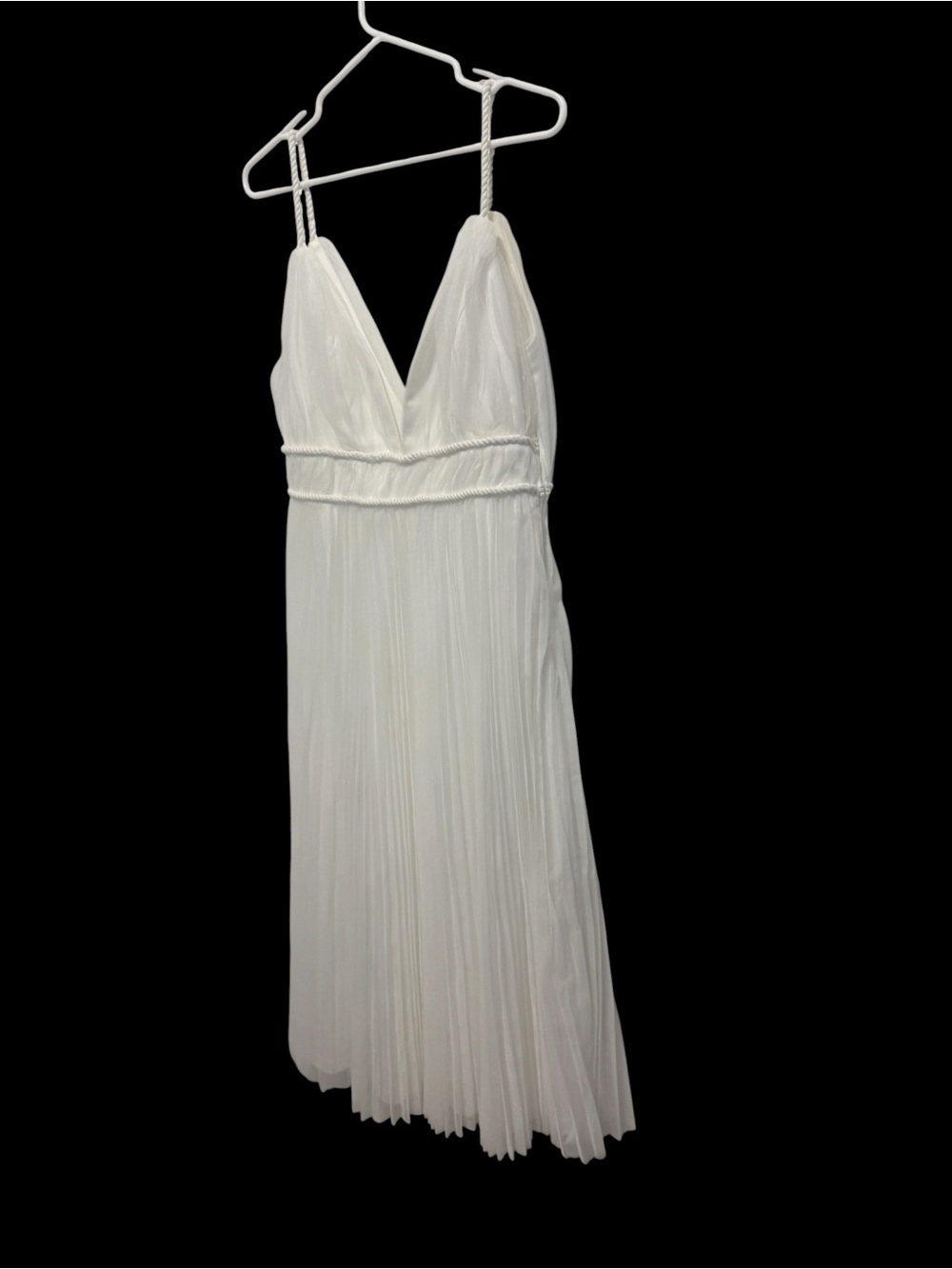 Lulus- White Pleated Spaghetti Strap Midi Dress in great conditions size large
